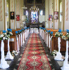 dekoracja kościoła, kwiaty żywe na ławkach