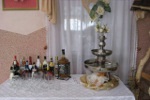 stolik z alkoholami i fontanna