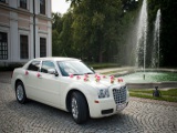 chrysler 300c z dekoracją róże