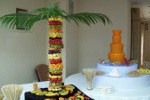 duża palma owocowa i fontanna z czekoladą
